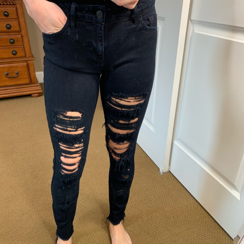 GUESS SKINNY ANKLE RIPPED JEAN - SIZE 25